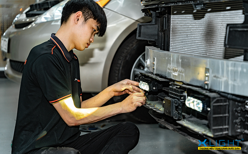 Căn chỉnh góc chiếu đúng tiêu chuẩn giúp tăng hiệu quả chiếu sáng và hạn chế gây chói xe đối diện. 